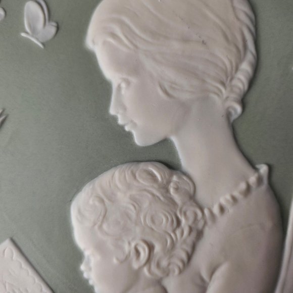 Franklin Porcelain by Adelaide Sundin Mothers Day 1977 Soft Green and Ivory - Picture 9 of 10